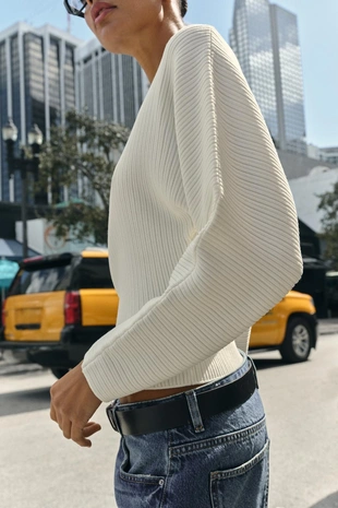 Джемпер в рубчик с объемными рукавами- Заказать в России