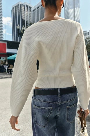 Джемпер в рубчик с объемными рукавами- Заказать в России