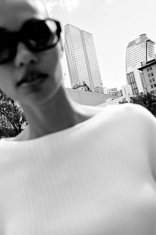 Джемпер в рубчик с объемными рукавами- Заказать в России