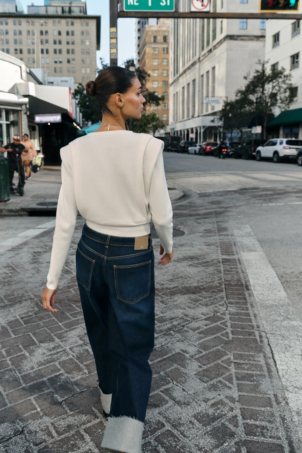 ВЯЗАНЫЙ СВИТЕР С ПОДПЛЕЧНИКАМИ