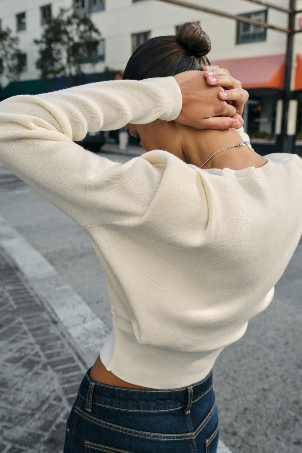 ВЯЗАНЫЙ СВИТЕР С ПОДПЛЕЧНИКАМИ