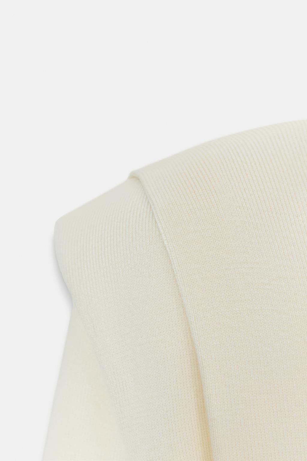 ВЯЗАНЫЙ СВИТЕР С ПОДПЛЕЧНИКАМИ