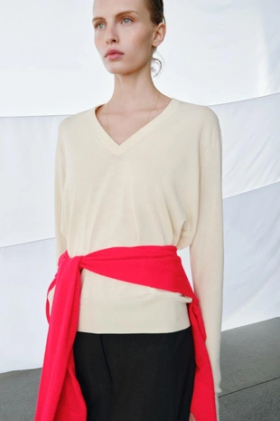 Джемпер из тонкого трикотажа с V-образным вырезом