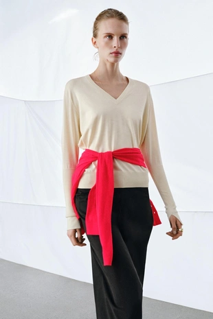 Джемпер из тонкого трикотажа с V-образным вырезом- Заказать в России