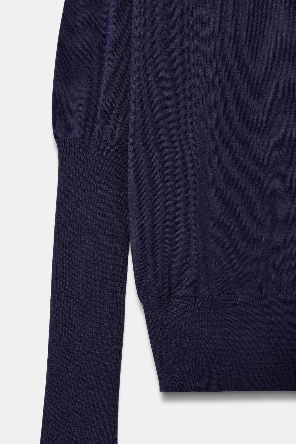 ТОНКИЙ ТРИКОТАЖНЫЙ СВИТЕР С V-ОБРАЗНЫМ ВЫРЕЗОМ