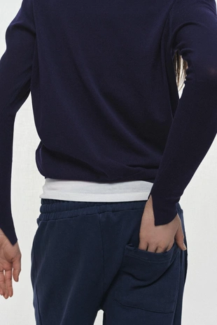 Тонкий трикотажный свитер с V-образным вырезом- Заказать в России