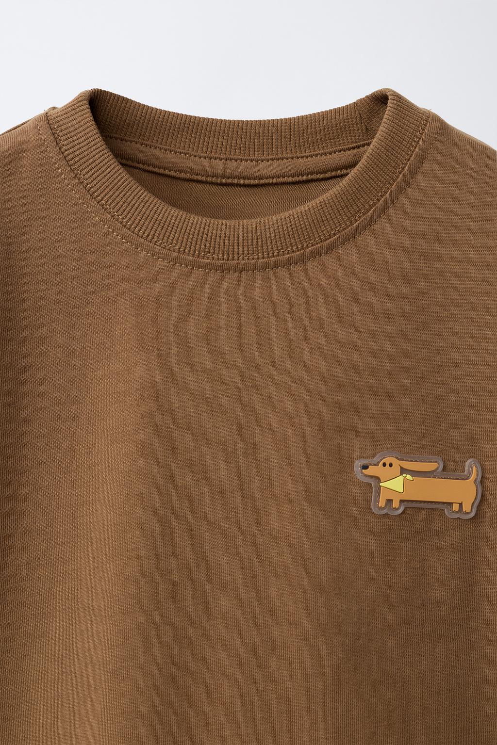 ФУТБОЛКА С ПРОРЕЗИНЕННЫМ ЩЕНКОМ