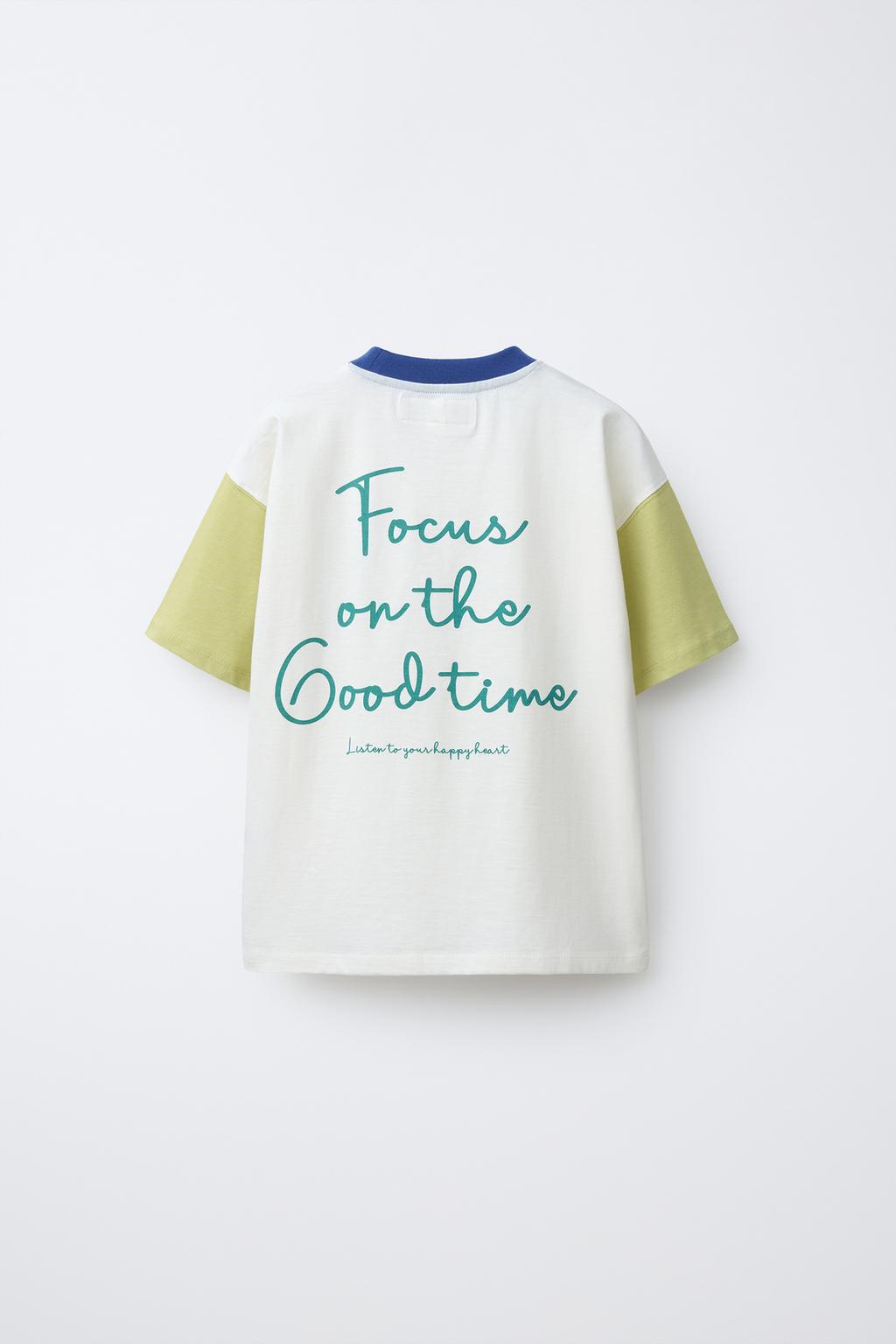 ФУТБОЛКА С КОНТРАСТНЫМИ РУКАВАМИ И НАДПИСЬЮ