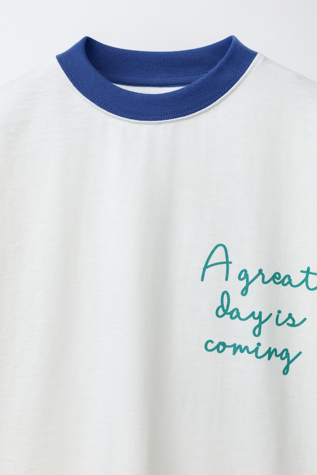 ФУТБОЛКА С КОНТРАСТНЫМИ РУКАВАМИ И НАДПИСЬЮ