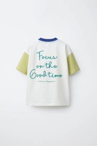 Футболка с контрастными рукавами и надписью- Заказать в России