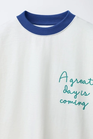 Футболка с контрастными рукавами и надписью- Заказать в России