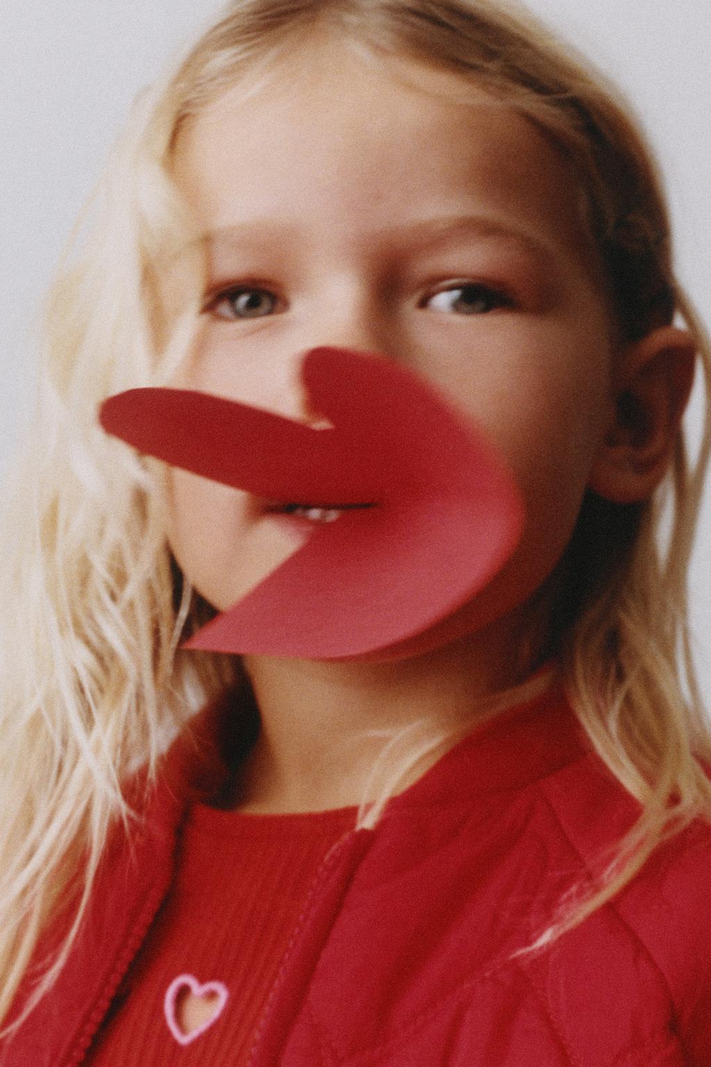 СТЕГАНАЯ КУРТКА С СЕРДЕЧКАМИ