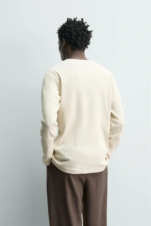 Футболка в рубчик с воротником на пуговицах