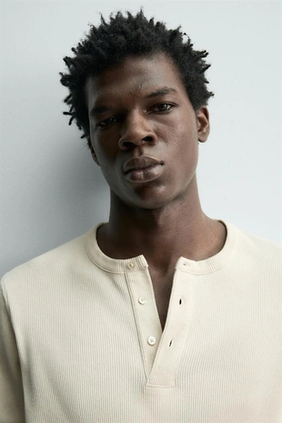 Футболка в рубчик с воротником на пуговицах- Заказать в России