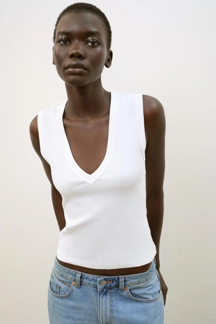 Футболка из хлопка с V-образным вырезом