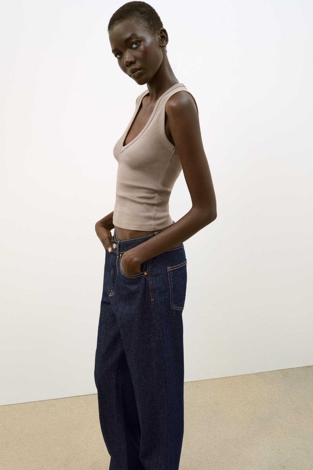 ХЛОПКОВАЯ ФУТБОЛКА С V-ОБРАЗНЫМ ВЫРЕЗОМ