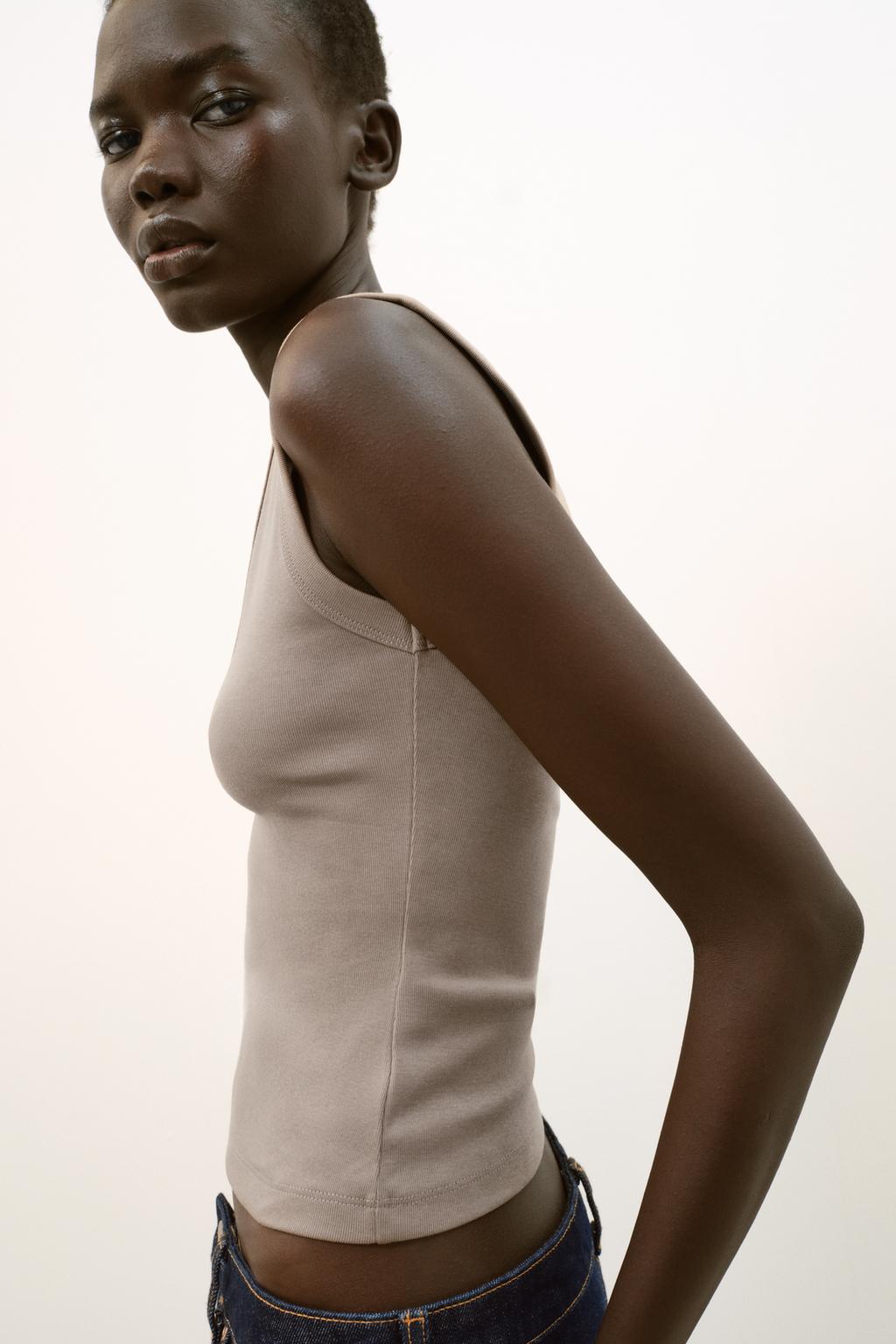 ХЛОПКОВАЯ ФУТБОЛКА С V-ОБРАЗНЫМ ВЫРЕЗОМ