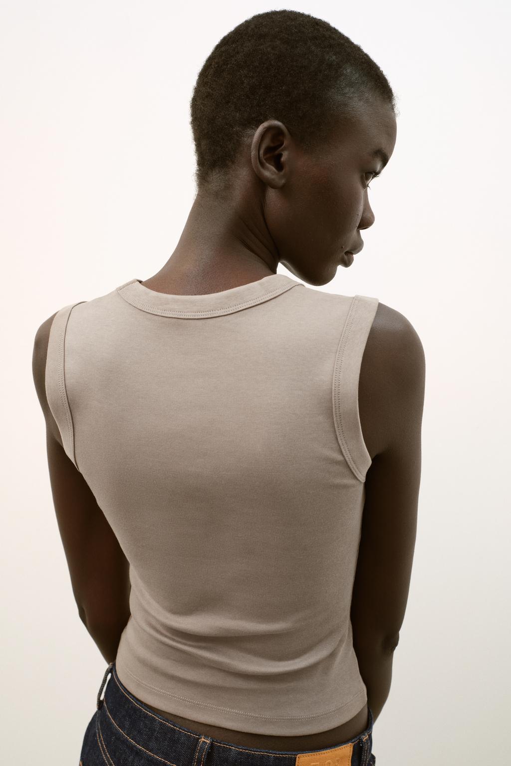 ХЛОПКОВАЯ ФУТБОЛКА С V-ОБРАЗНЫМ ВЫРЕЗОМ