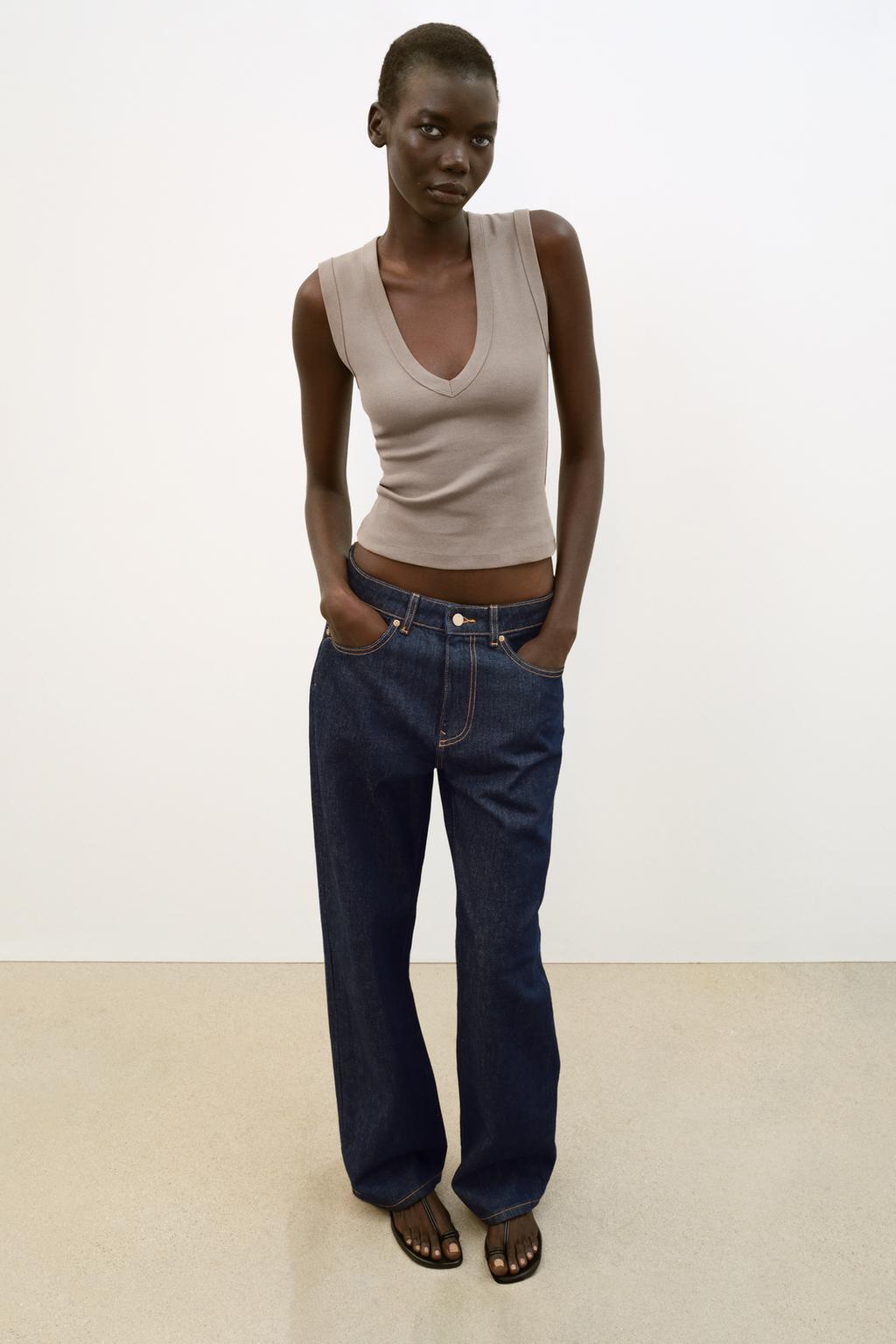 ХЛОПКОВАЯ ФУТБОЛКА С V-ОБРАЗНЫМ ВЫРЕЗОМ