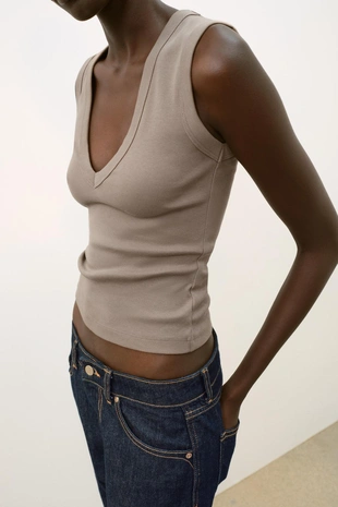 Хлопковая футболка с V-образным вырезом