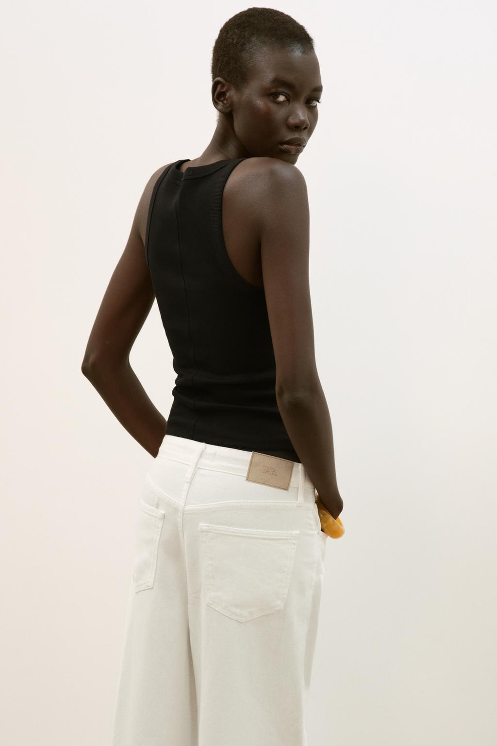 ХЛОПКОВАЯ ФУТБОЛКА С V-ОБРАЗНЫМ ВЫРЕЗОМ