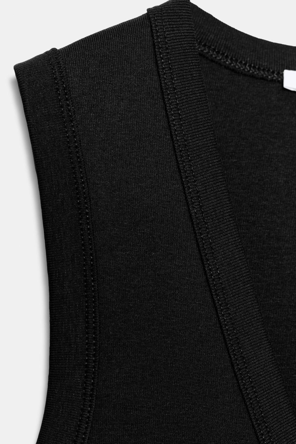 ХЛОПКОВАЯ ФУТБОЛКА С V-ОБРАЗНЫМ ВЫРЕЗОМ