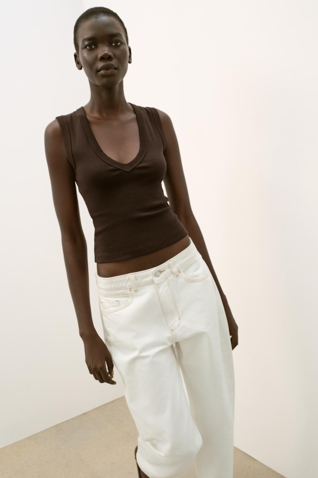 ХЛОПКОВАЯ ФУТБОЛКА С V-ОБРАЗНЫМ ВЫРЕЗОМ