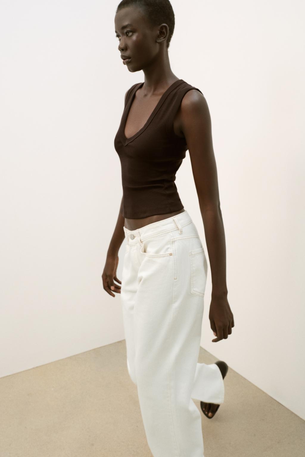 ХЛОПКОВАЯ ФУТБОЛКА С V-ОБРАЗНЫМ ВЫРЕЗОМ