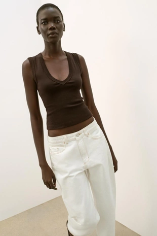 Хлопковая футболка с V-образным вырезом- Заказать в России