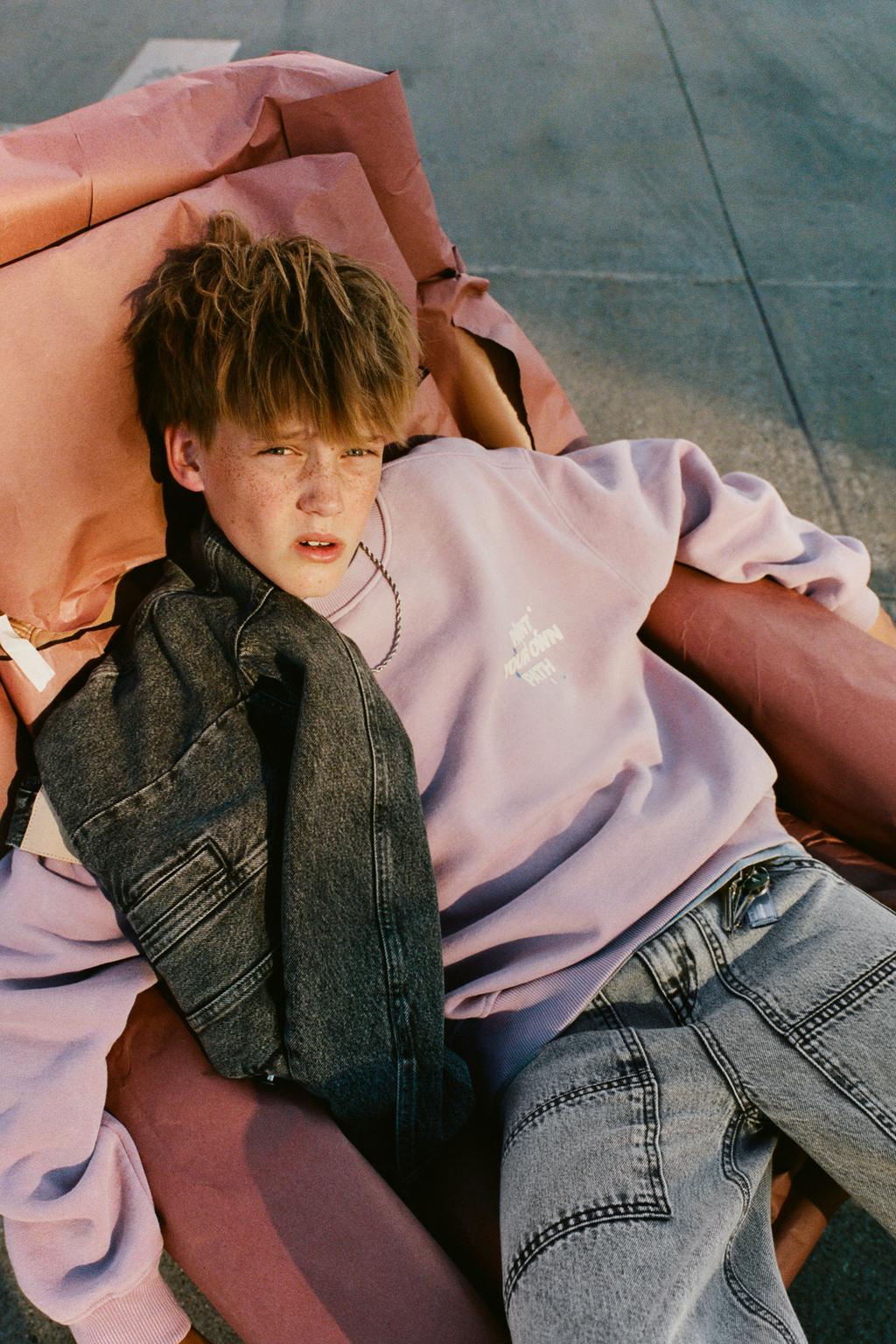 ТОЛСТОВКА ИЗ ТКАНИ С ЭФФЕКТОМ ПОТЕРТОСТИ С НАДПИСЬЮ