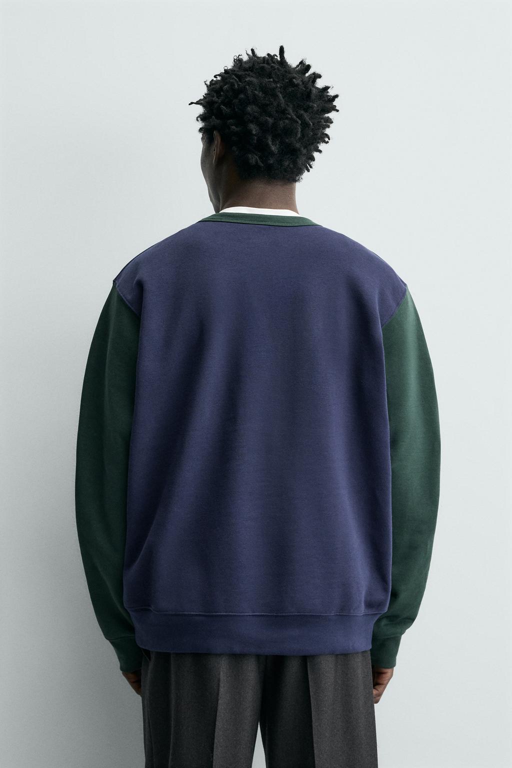 ТОЛСТОВКА С КРУГЛЫМ ВЫРЕЗОМ В СТИЛЕ КОЛОР-БЛОК