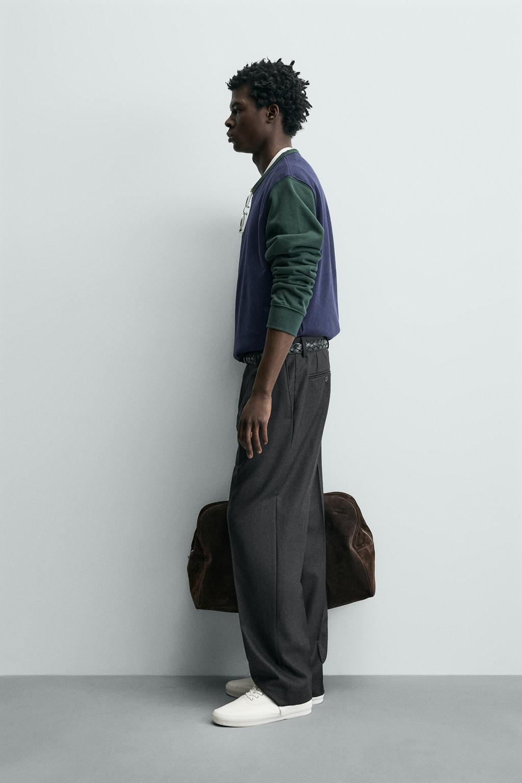 ТОЛСТОВКА С КРУГЛЫМ ВЫРЕЗОМ В СТИЛЕ КОЛОР-БЛОК