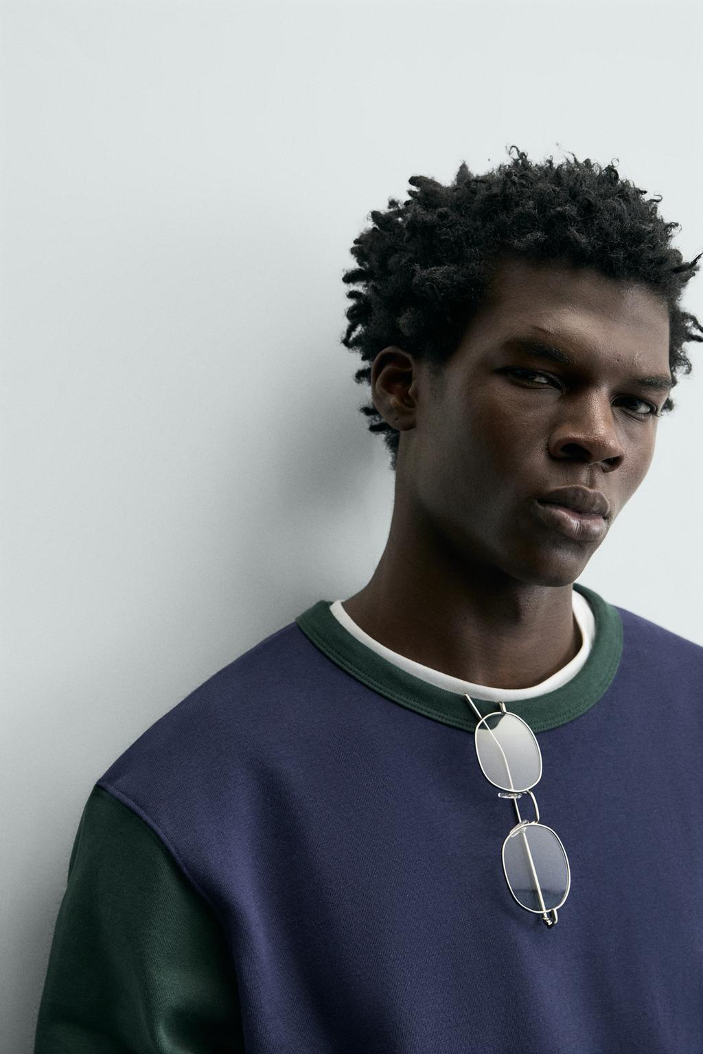 ТОЛСТОВКА С КРУГЛЫМ ВЫРЕЗОМ В СТИЛЕ КОЛОР-БЛОК