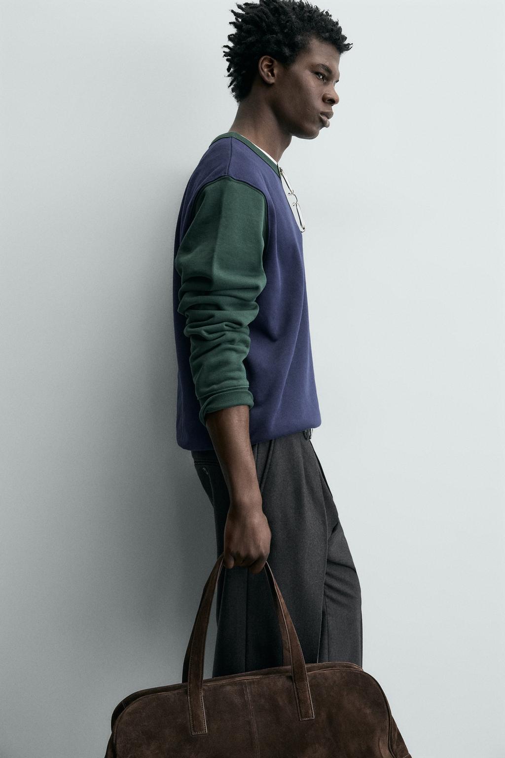 ТОЛСТОВКА С КРУГЛЫМ ВЫРЕЗОМ В СТИЛЕ КОЛОР-БЛОК