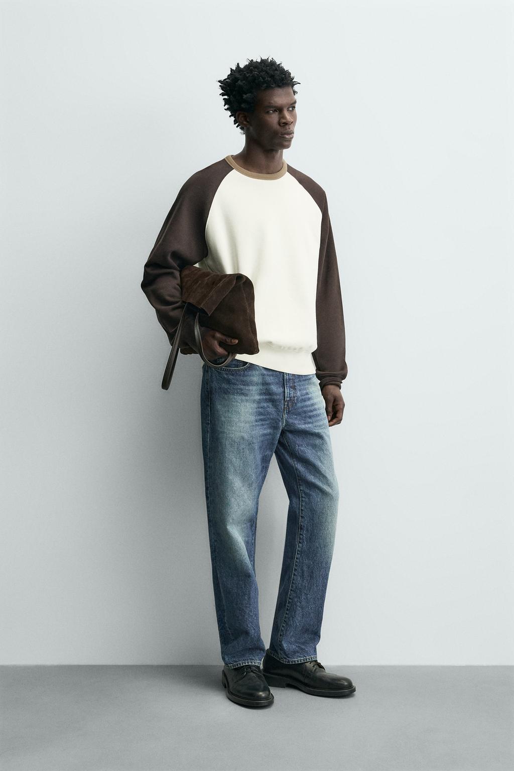 ТОЛСТОВКА С КОНТРАСТНЫМИ ВСТАВКАМИ И КРУГЛЫМ ВЫРЕЗОМ