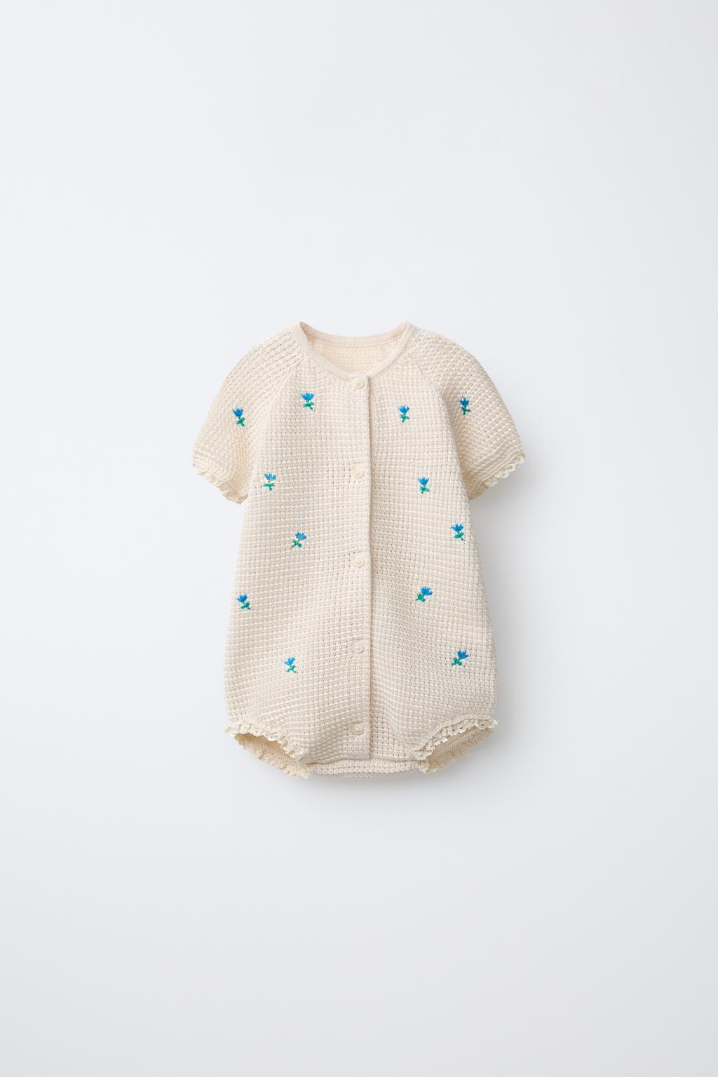 КОМБИНЕЗОН С ВЫШИВКОЙ ЦВЕТОВ И КРУЖЕВОМ