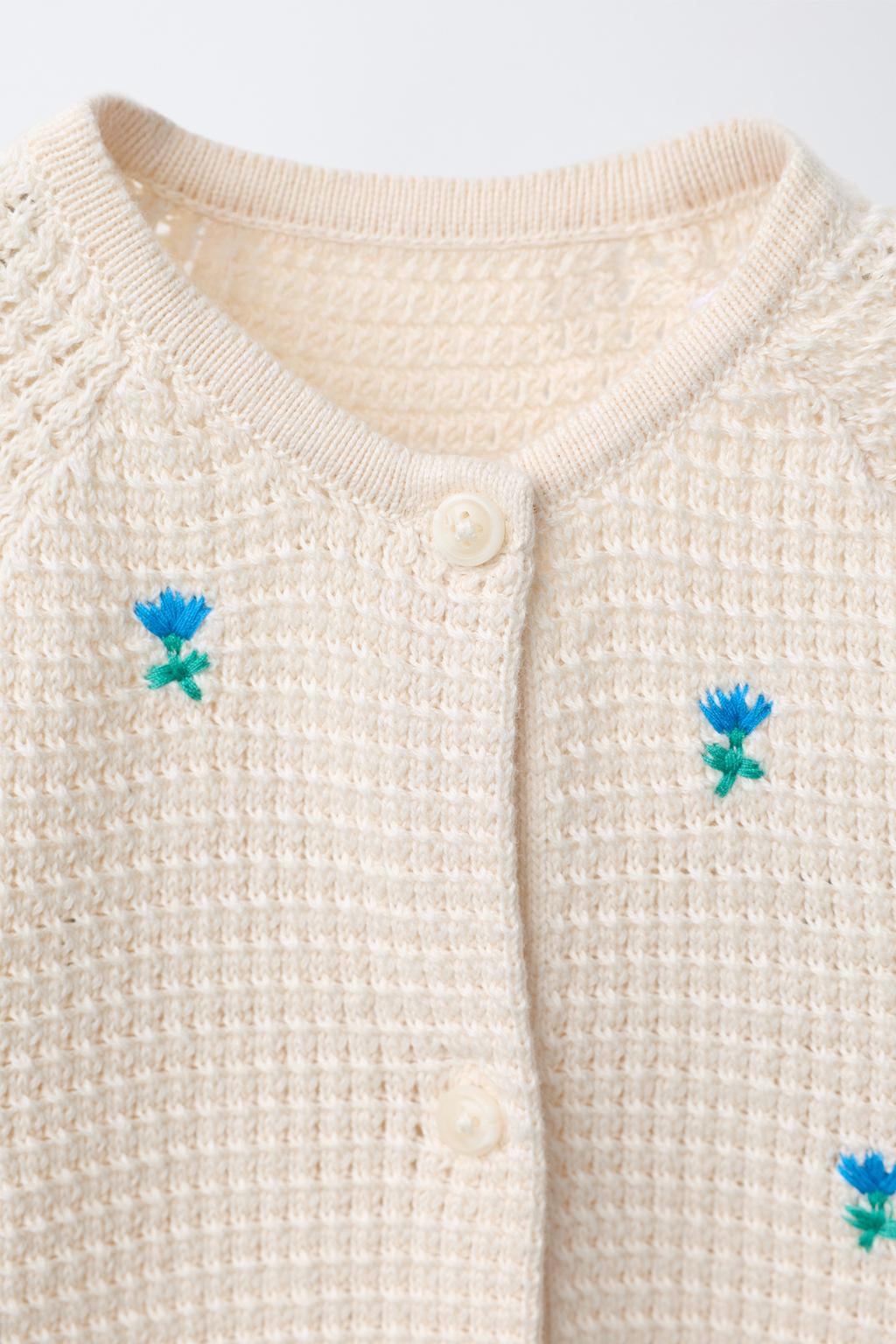 КОМБИНЕЗОН С ВЫШИВКОЙ ЦВЕТОВ И КРУЖЕВОМ