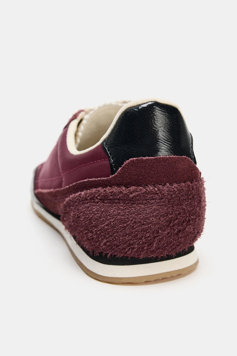 Кроссовки с контрастными деталями