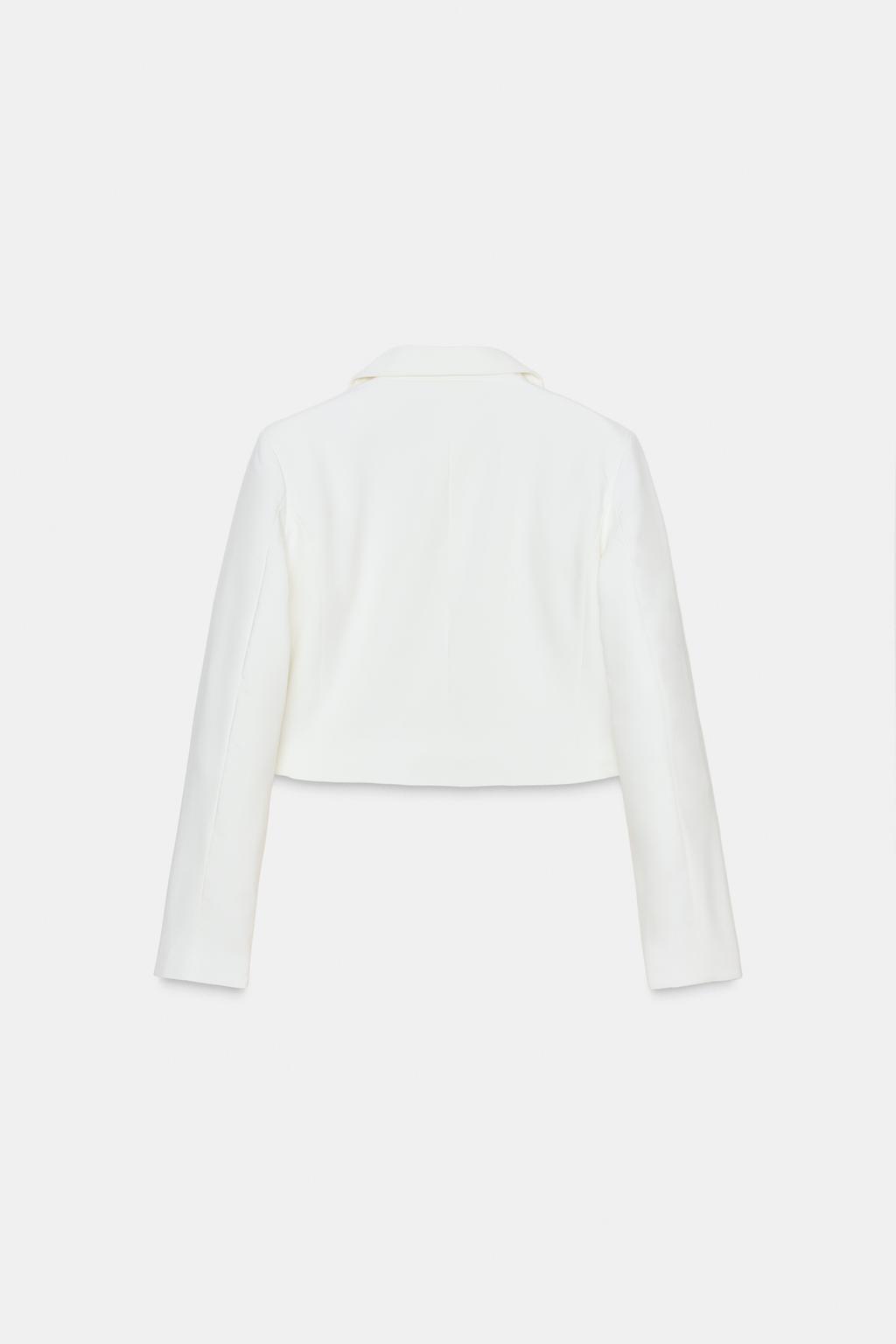 УКОРОЧЕННЫЙ БЛЕЙЗЕР С КАРМАНАМИ