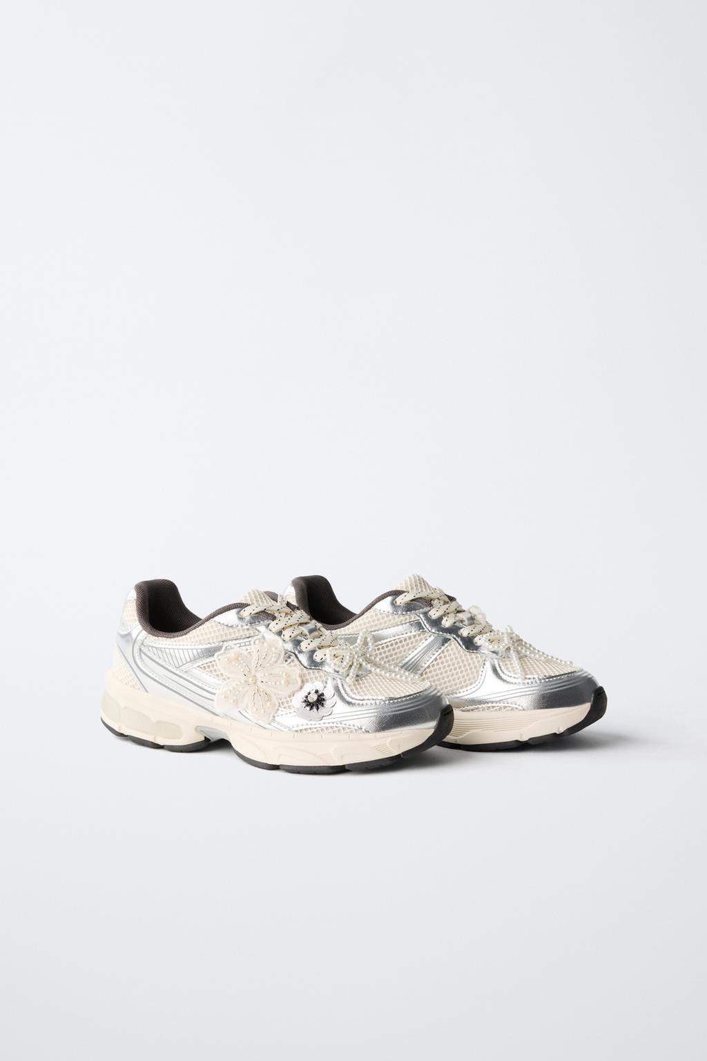 КРОССОВКИ С ДЕКОРАТИВНЫМИ ЭЛЕМЕНТАМИ