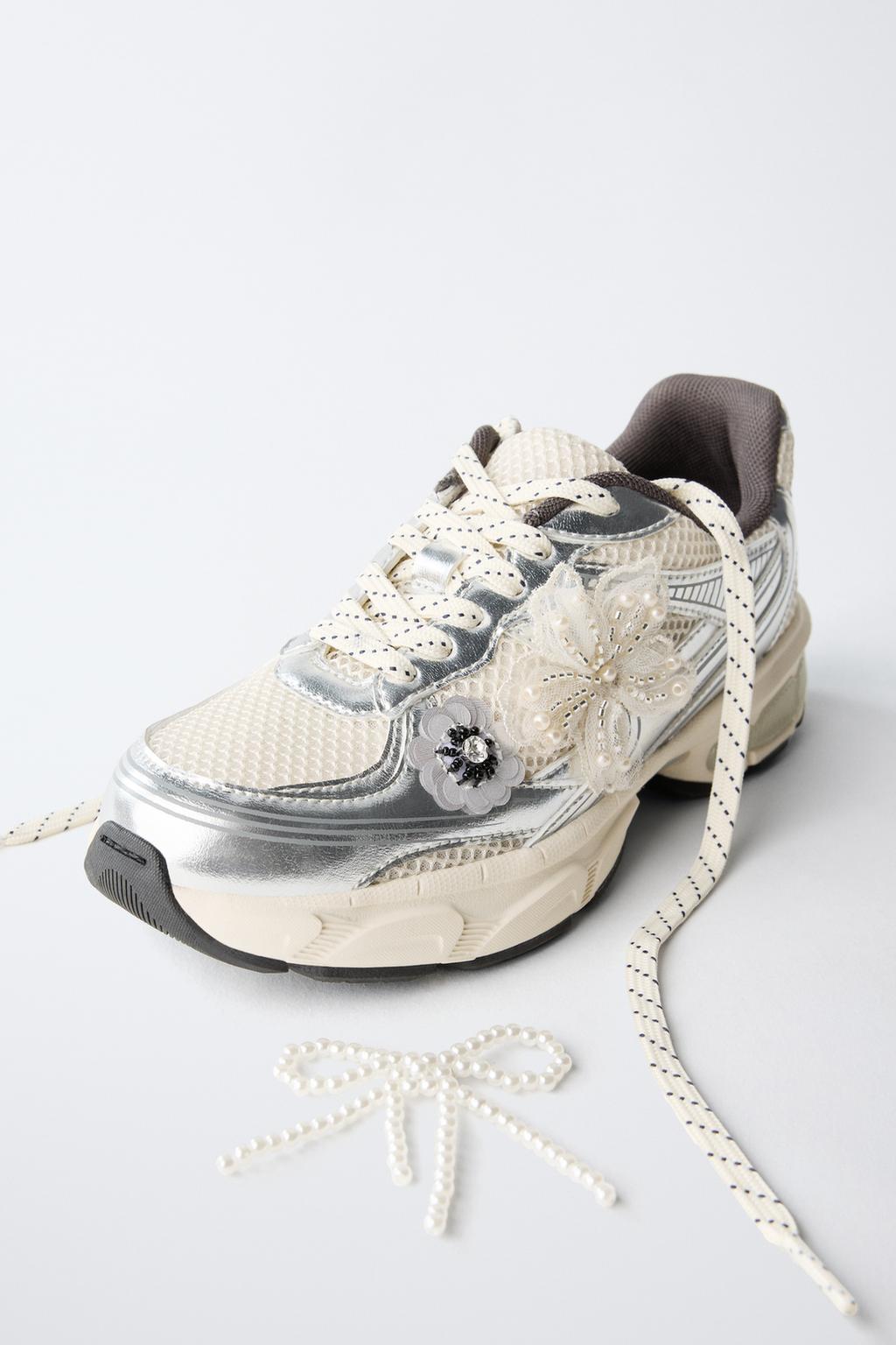 КРОССОВКИ С ДЕКОРАТИВНЫМИ ЭЛЕМЕНТАМИ