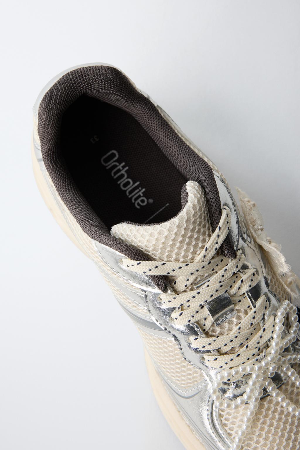 КРОССОВКИ С ДЕКОРАТИВНЫМИ ЭЛЕМЕНТАМИ