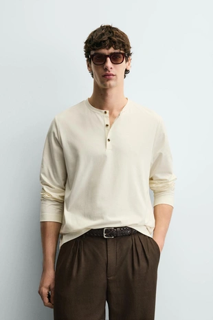 Мягкая футболка с воротником на пуговицах- Заказать в России