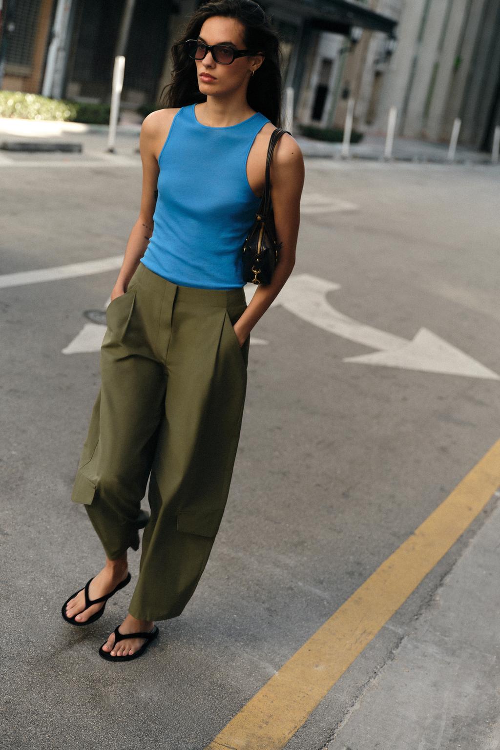 БРЮКИ С ЗАЩИПАМИ И ШЛЕВКОЙ НА СПИНКЕ