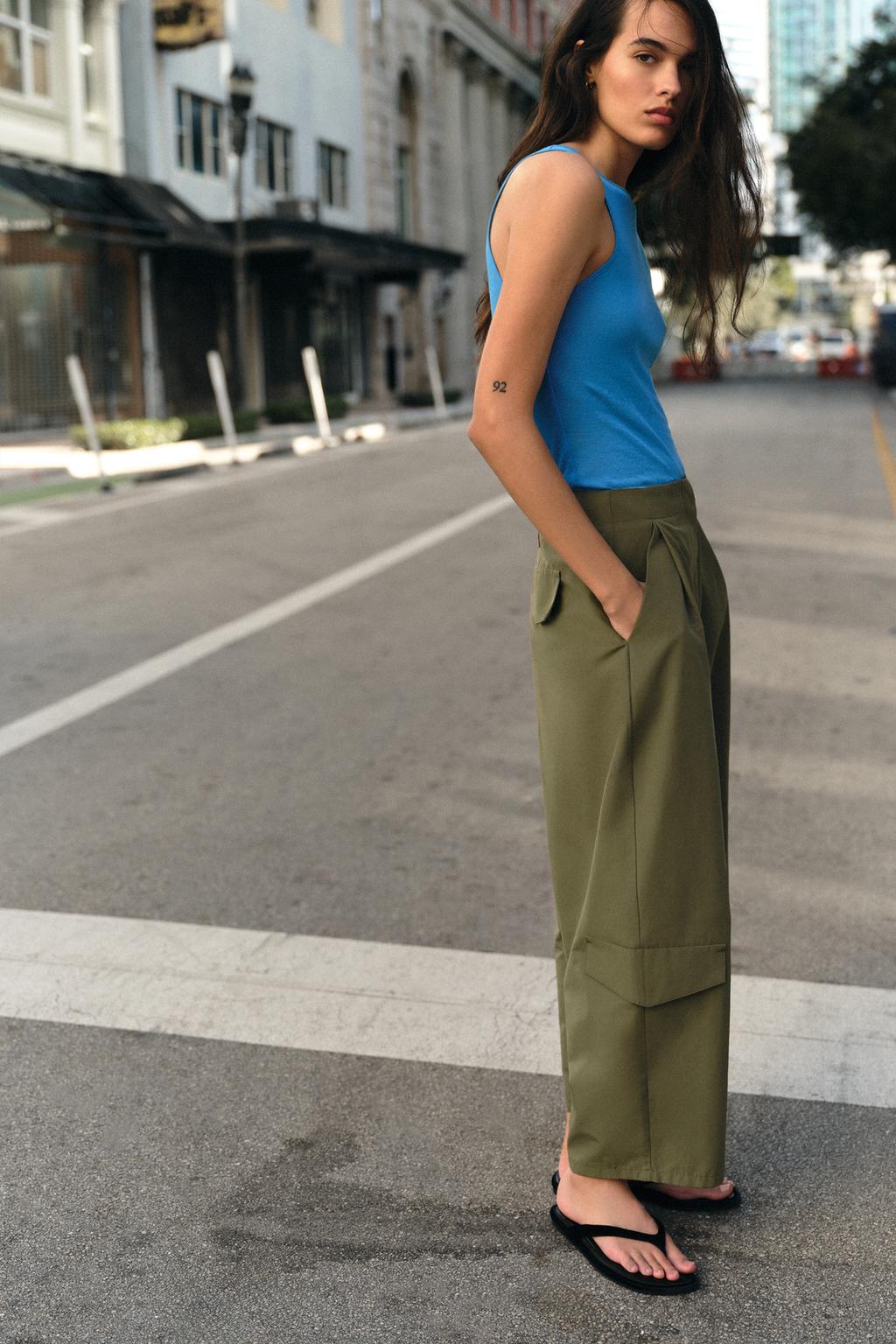 БРЮКИ С ЗАЩИПАМИ И ШЛЕВКОЙ НА СПИНКЕ