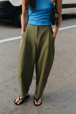 Брюки с защипами и шлевкой на спинке- Заказать в России