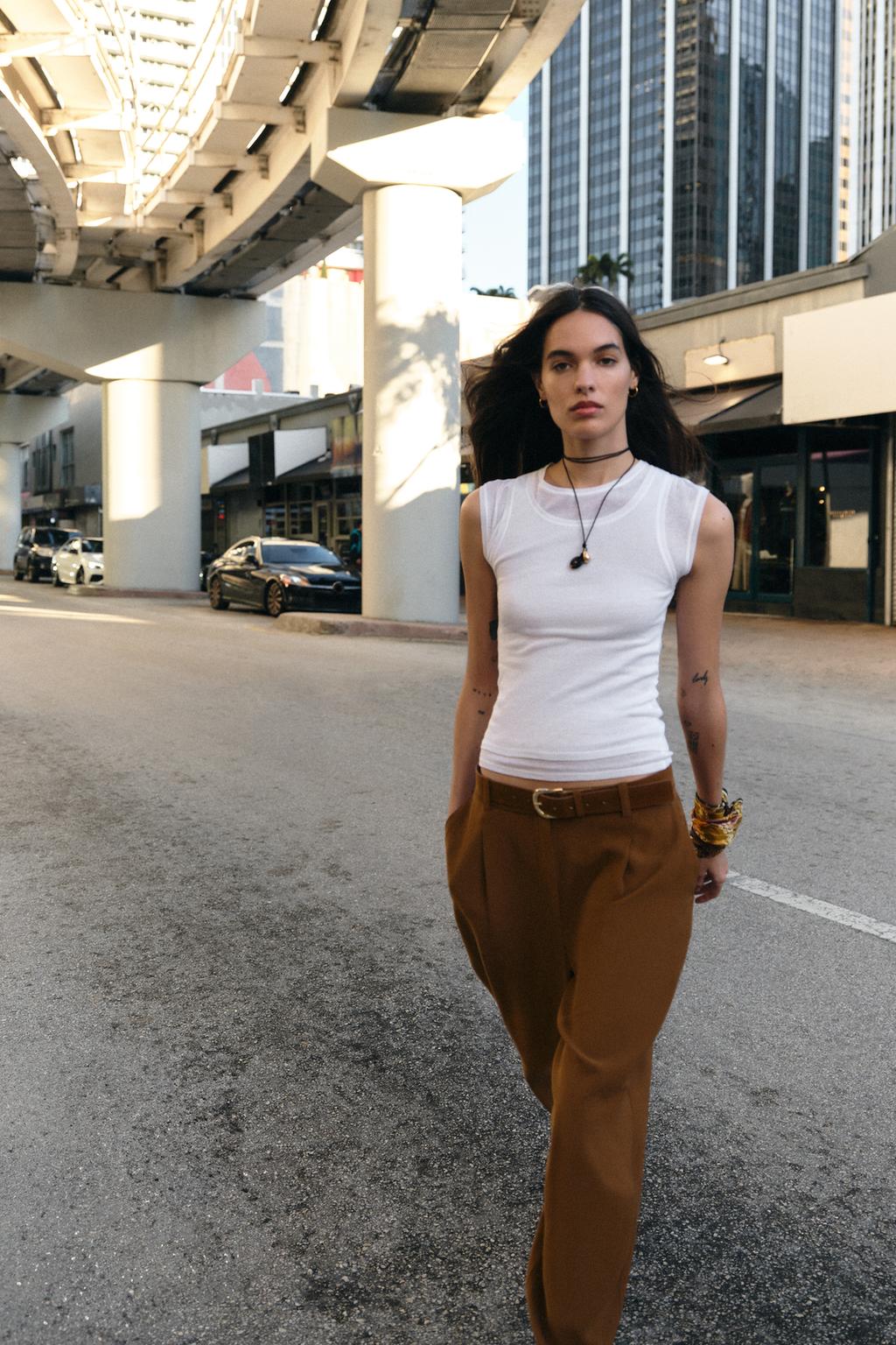 БРЮКИ С ЗАЩИПАМИ И РЕМНЕМ