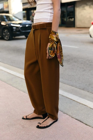 Брюки с защипами и ремнем- Заказать в России