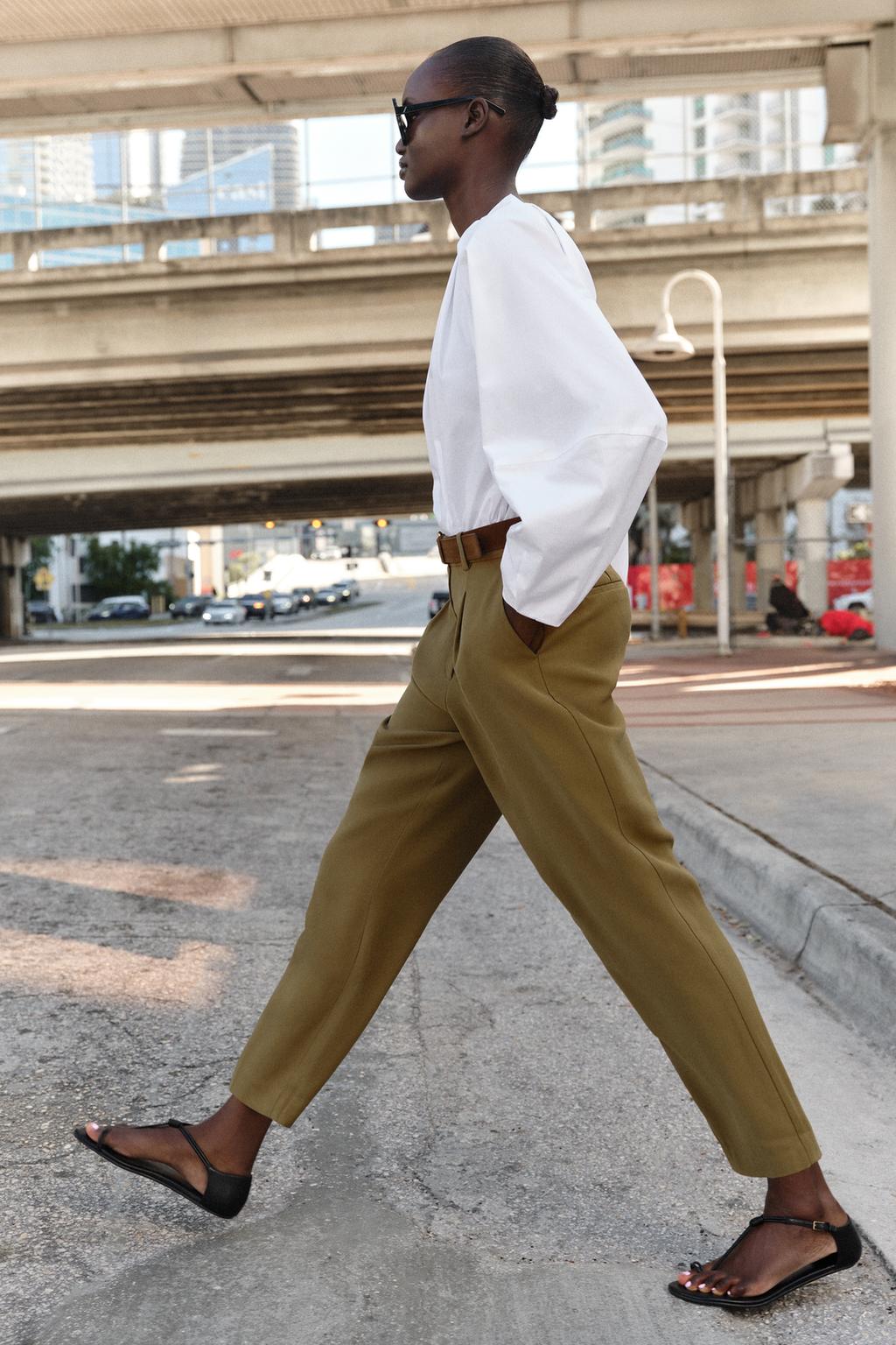 БРЮКИ С ЗАЩИПАМИ И РЕМНЕМ