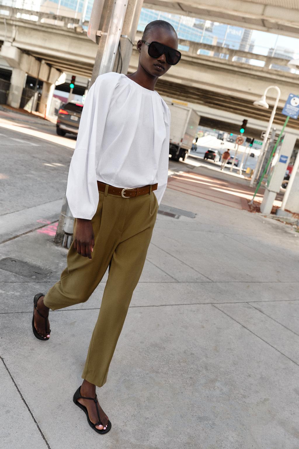 БРЮКИ С ЗАЩИПАМИ И РЕМНЕМ